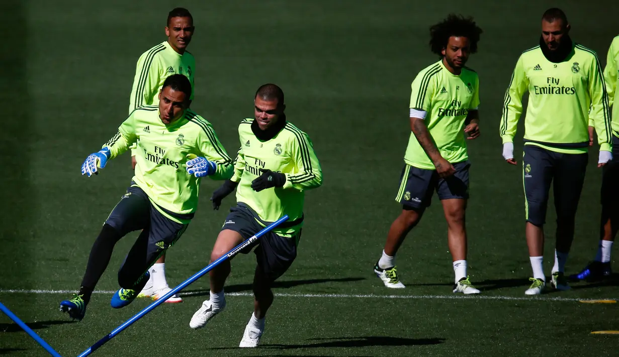 Kiper Real Madrid Keylor Navas (kiri) dan Pepe berlari selama sesi pelatihan jelang "EL Clasico" melawan Barcelona di Valdebebas, Madrid, Spanyol  (1/4). Real Madrid akan bertandang ke stadion Camp Nou kandang Barcelona. (REUTERS/Sergio Perez)