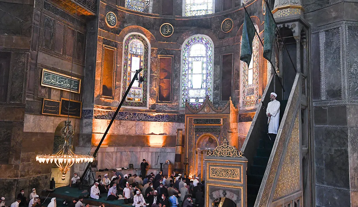 Khatib menyampaikan khutbah saat pelaksanaan salat Idul Adha di Hagia Sophia, Istanbul, Turki, Jumat (31/7/2020). Ini merupakan salat Idul Adha pertama di Hagia Sophia setelah dialihfungsikan dari museum menjadi masjid. (Pool via AP)