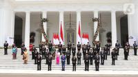 Presiden Joko Widodo atau Jokowi didampingi Wakil Presiden Ma'ruf Amin berfoto bersama jajaran menteri Kabinet Indonesia Maju yang baru dilantik di tangga beranda Istana Negara, Jakarta, Rabu (23/10/2019). (Liputan6.com/Angga Yuniar)