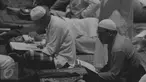 Sejumlah jamaah membaca kitab suci Alquran di Masjid At-Tin, Jakarta, Kamis (9/7/2015). Ribuan umat Islam melakukan Iktikaf untuk mengharapkan hikmah malam Lailatul Qadar pada Ramadan tahun ini. (Liputan6.com/Herman Zakharia)