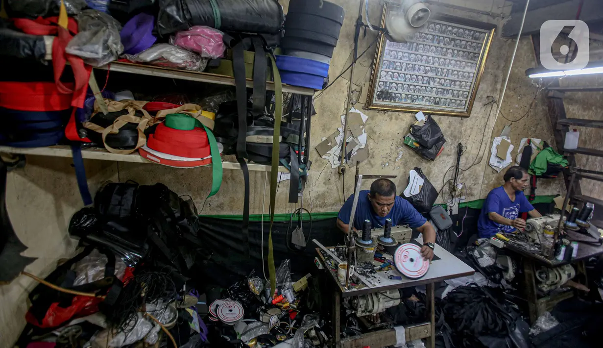 Pekerja membuat produk tas di unit produksi Artrek, Jakarta, Selasa (3/11/2020). Pemprov DKI Jakarta telah memutuskan menaikkan upah minimum provinsi (UMP) 2021 sebesar Rp 4.416.186,548 atau meningkat 3,27 persen dari 2020 bagi perusahaan tidak terkena dampak COVID-19. (Liputan6.com/Faizal Fanani)