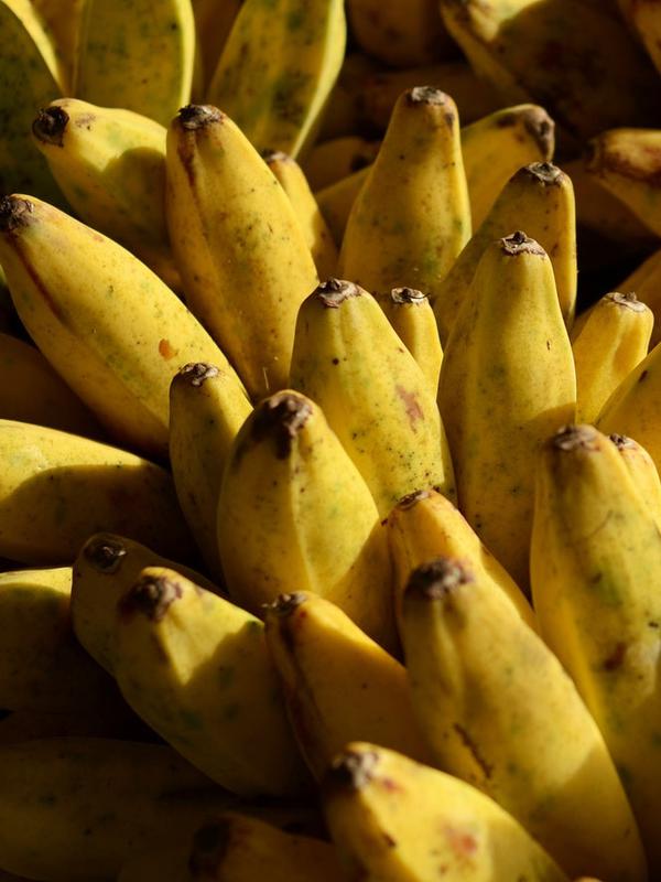 Ilustrasi kulit pisang baik untuk bantu hilangkan jerawat. (unsplash.com Pop & Zebra).