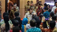 Wakil Presiden Jusuf Kalla saat tiba dalam acara pembukaan perdagangan saham 2018 di Gedung Bursa Efek Indonesia, Jakarta, Selasa (2/1). Angka tersebut naik 11 poin dibandingkan penutupan tahun lalu. (Liputan6.com/Faizal Fanani)