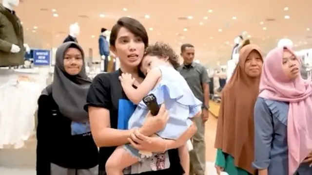 Keluarga Ussy Sulistiawaty dan karyawannyaa