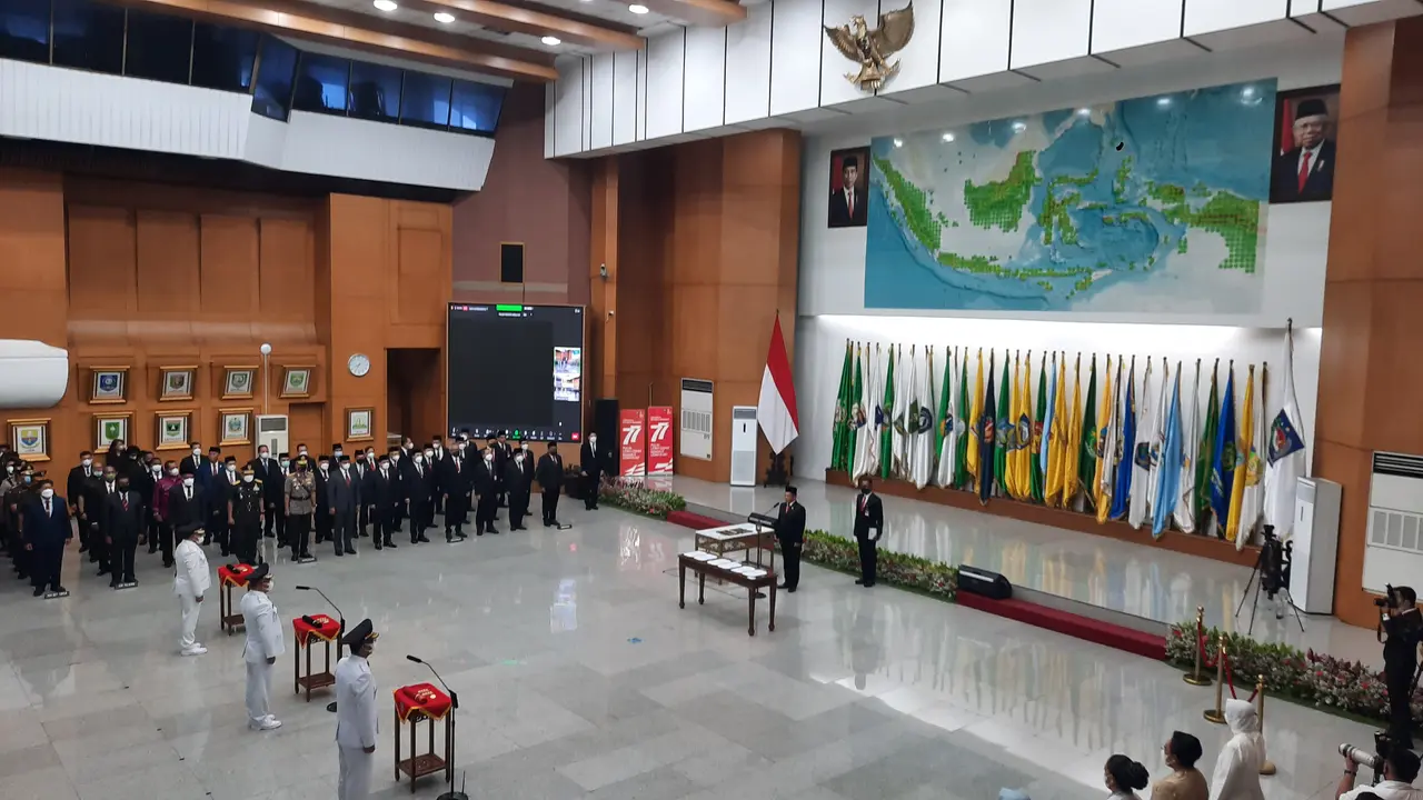 Menteri Dalam Negeri (Mendagri) Tito Karnavian melantik Kepala Sekretariat Presiden Heru Budi Hartono menjadi Penjabat (Pj) Gubernur DKI Jakarta, Senin (17/10/2022).