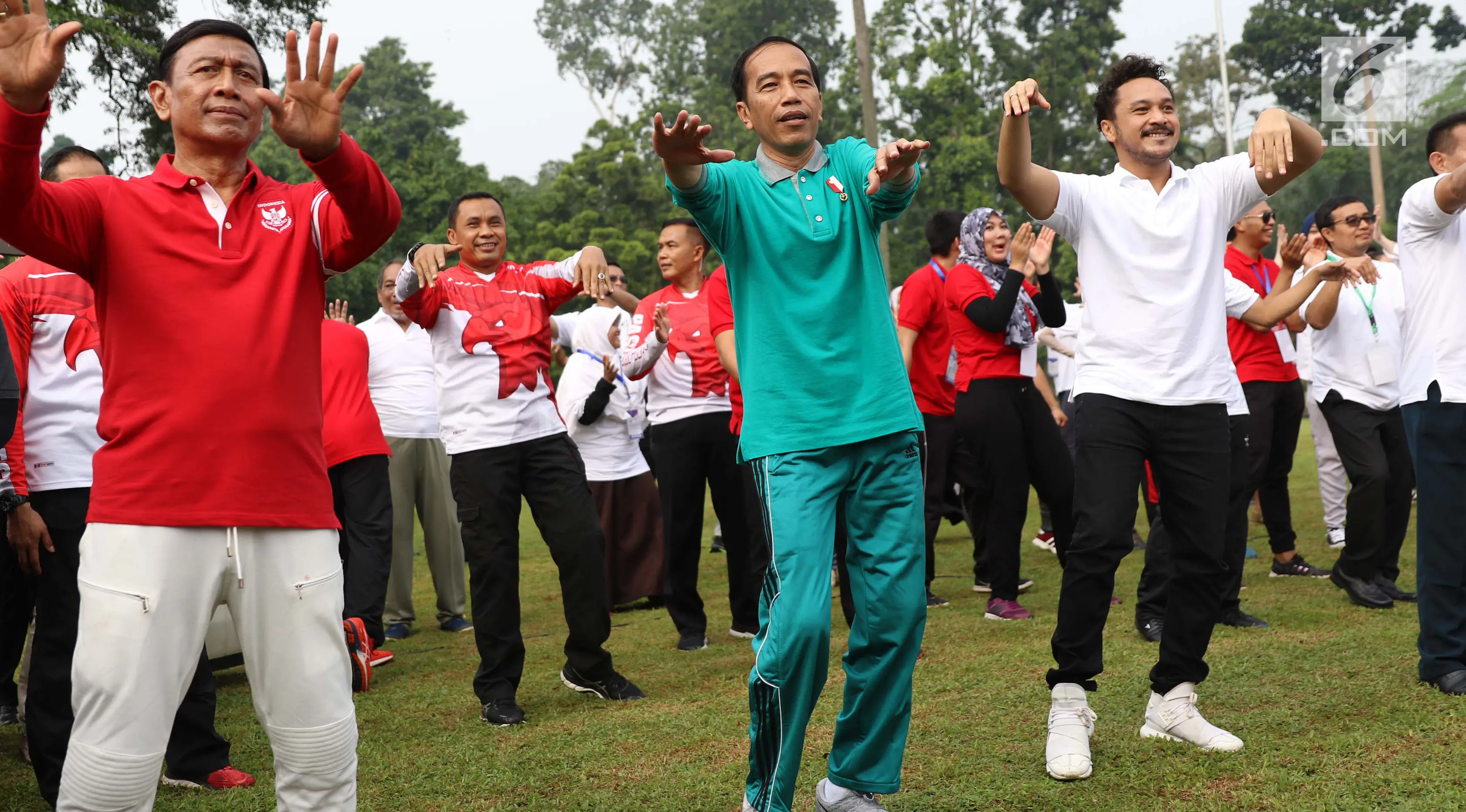 Presiden Jokowi saat mengikuti senam pagi bersama di halaman Istana Bogor, Jawa Barat, Sabtu (12/8). Program penguatan pendidikan Pancasila diikuti mahasiswa dan dosen dari 110 perguruan tinggi se-Indonesia. (Liputan6.com/Angga Yuniar)