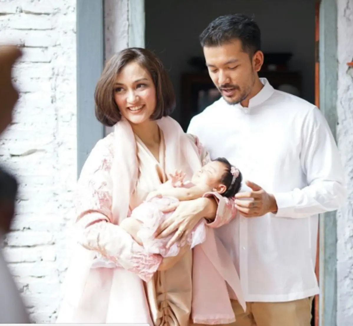 Atiqah Hasiholan dan Rio Dewanto menggelar akikah putri mereka. (Instagram @riodewanto)