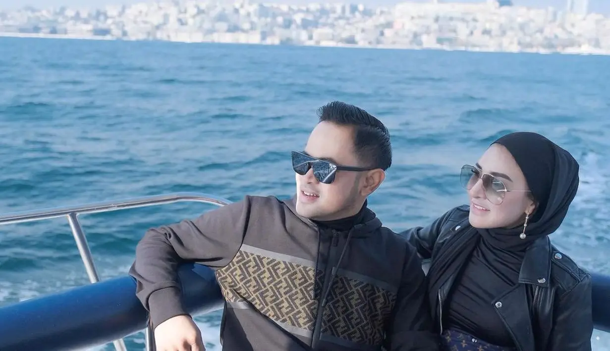 <p>Sebagai pengusaha yang bergerak dunia kecantikan, Shandy Purnamasari pun tampil menawan. Barang branded selalu melekat pada gaya sehari-hari perempuan kelahiran 10 Oktober 1991 itu. (FOTO: instagram.com/shandypurnamasari/)</p>