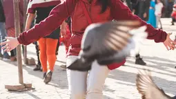 Menikmati  wisata di Tanah Air memang mengagumkan, namun rasanya kurang lengkap jika tidak berkunjung ke luar negeri. Maret silam. pemeran film "Raksasa dari Jogja" ini berkunjung di Boudhanath, Kathmandu. Salah satu stupa kuno terbesar di dunia.(Liputan6.com/IG/adindathomas)