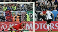 Pemain Jerman, Jonas Hector, menjadi penentu kemenangan atas Italia lewat adu penalti pada perempat final Piala Eropa 2016 di Stadion Matmut Atlantique, Bordeaux, Minggu (3/7/2016) WIB. (AFP/Georges Gobet)