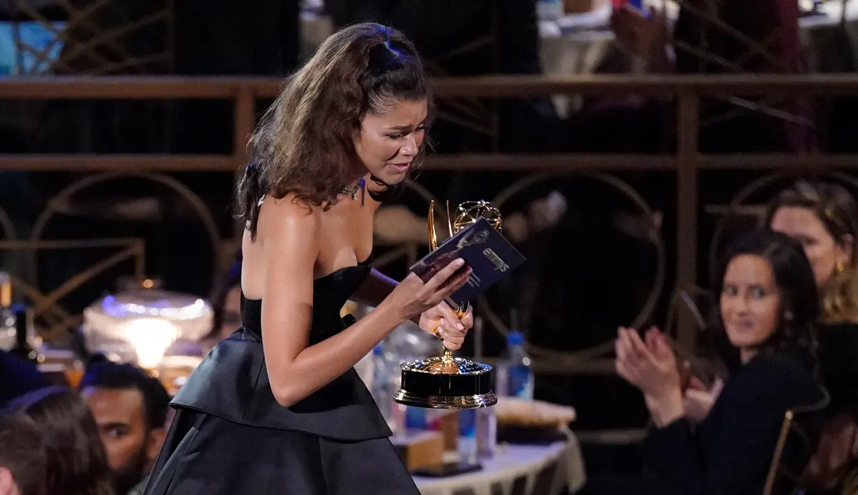 Zendaya menerima penghargaan aktris utama terbaik dalam serial drama 'Euphoria' pada ajang Emmy Awards 2022 di Microsoft Theater, Los Angeles, Amerika Serikat, 12 September 2022. Kekasih Tom Holland itu mengatakan merasa begitu terhormat dikelilingi aktris luar biasa dalam kategori tersebut. (AP Photo/Mark Terrill)