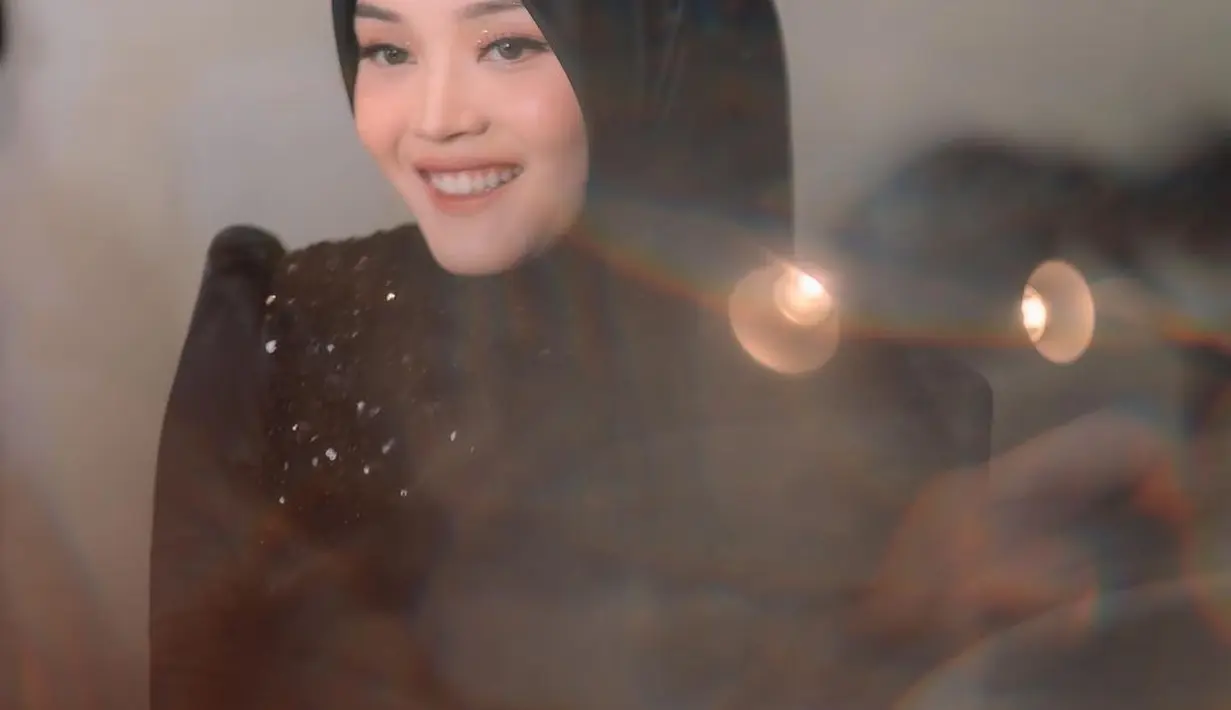 Penampilan Putri Delina ini disempurnakan dengan hijab hitam polos. [Foto: Instagram/putridelinaa]