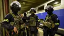 Pasukan National Gendarmerie Intervention Group (GIGN) berjaga saat menggelar latihan serangan teroris di la Gare Montparnasse, Paris (20/4). Dalam latihan tersebut Menteri Dalam Negeri Prancis Bernard Cazeneuve ikut ambil bagian. (REUTERS/MIGUEL MEDINA)