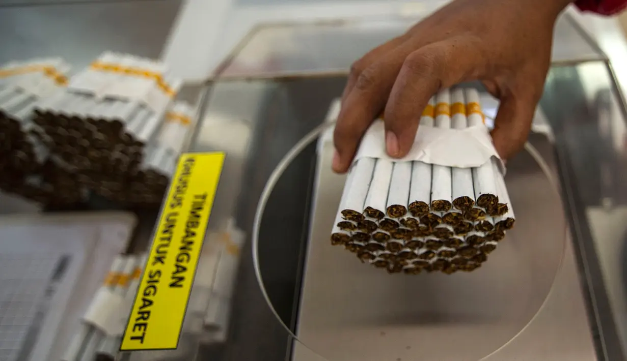 Pekerja menimbang rokok di Pabrik PT Hanjaya Mandala Sampoerna (HMSP)Tbk, Surabaya, Kamis (19/5). HMSP mendapat rekor MURI dengan kecelakaan kerja nihil selama 20 tahun (1996-2006). (AFP Photo/Juni Kriswanto)