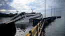 KMP Dharma Rucitra III kandas di Pelabuhan Padang Bai, Karangasem, Bali, Sabtu (13/6/2020). KMP Dharma Rucitra III diduga mengalami kebocoran lambung sehingga kehilangan keseimbangan. (SONNY TUMBELAKA/AFP)