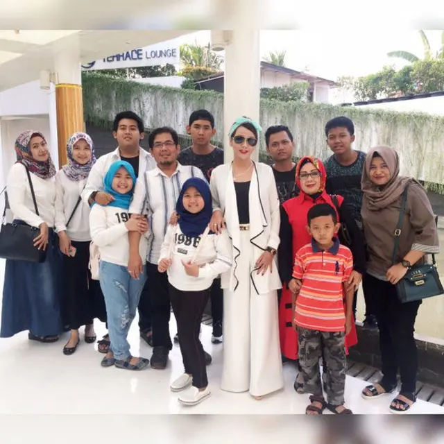 Gugat Cerai, Ini 6 Potret Kebersamaan Nita Thalia dan Istri Pertama Suami