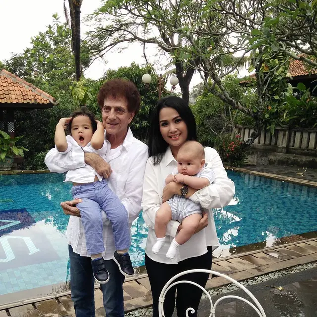 Ahmad Albar dan Dewi Sri Astuti