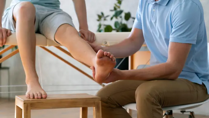Ilustrasi perawatan cedera engkel kaki