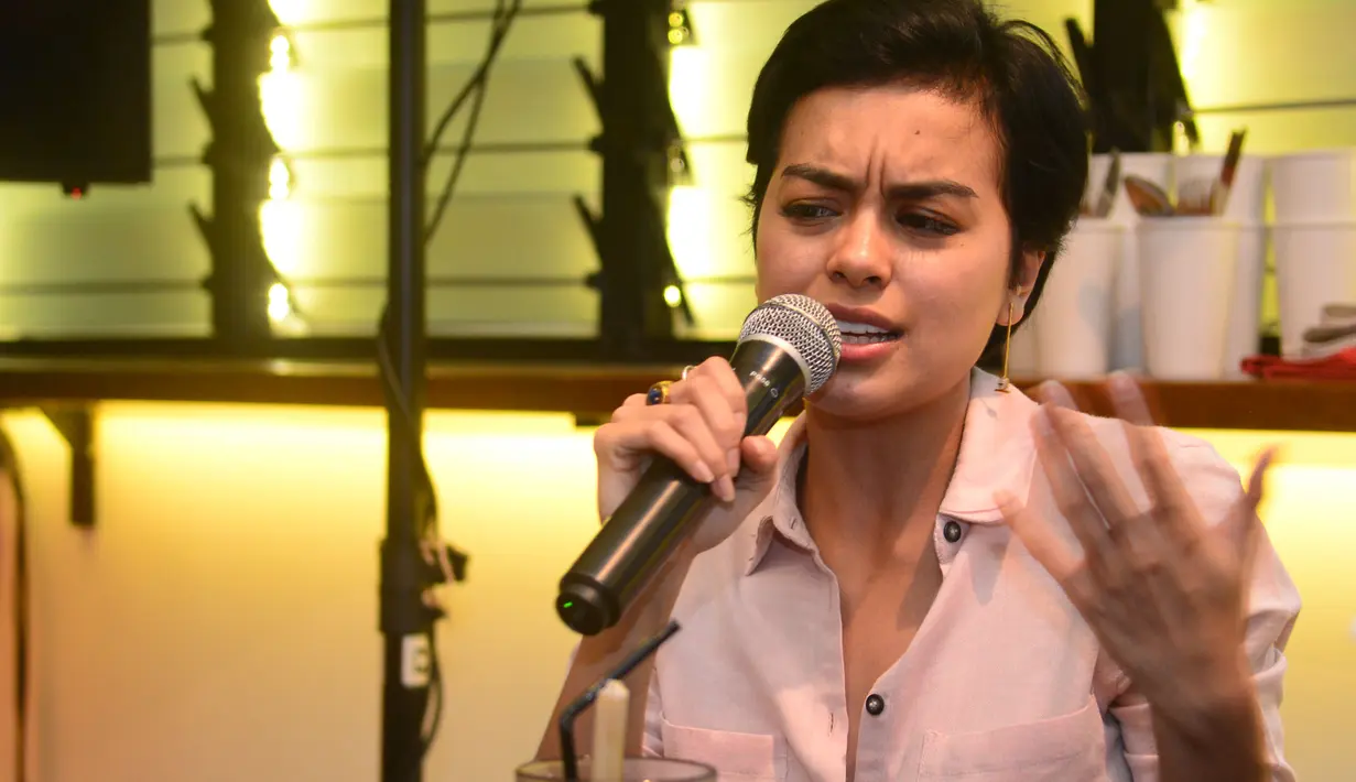 Begitu juga dengan karyanya selama ini, tidak terlepas dari dorongan dan ilmu dari ayahnya. Meski merasa terbebani dengan nama besar ayahnya, Eva Celia bersyukur karyanya bisa diterima oleh masyarakat. (Galih W. Satria/Bintang.com)