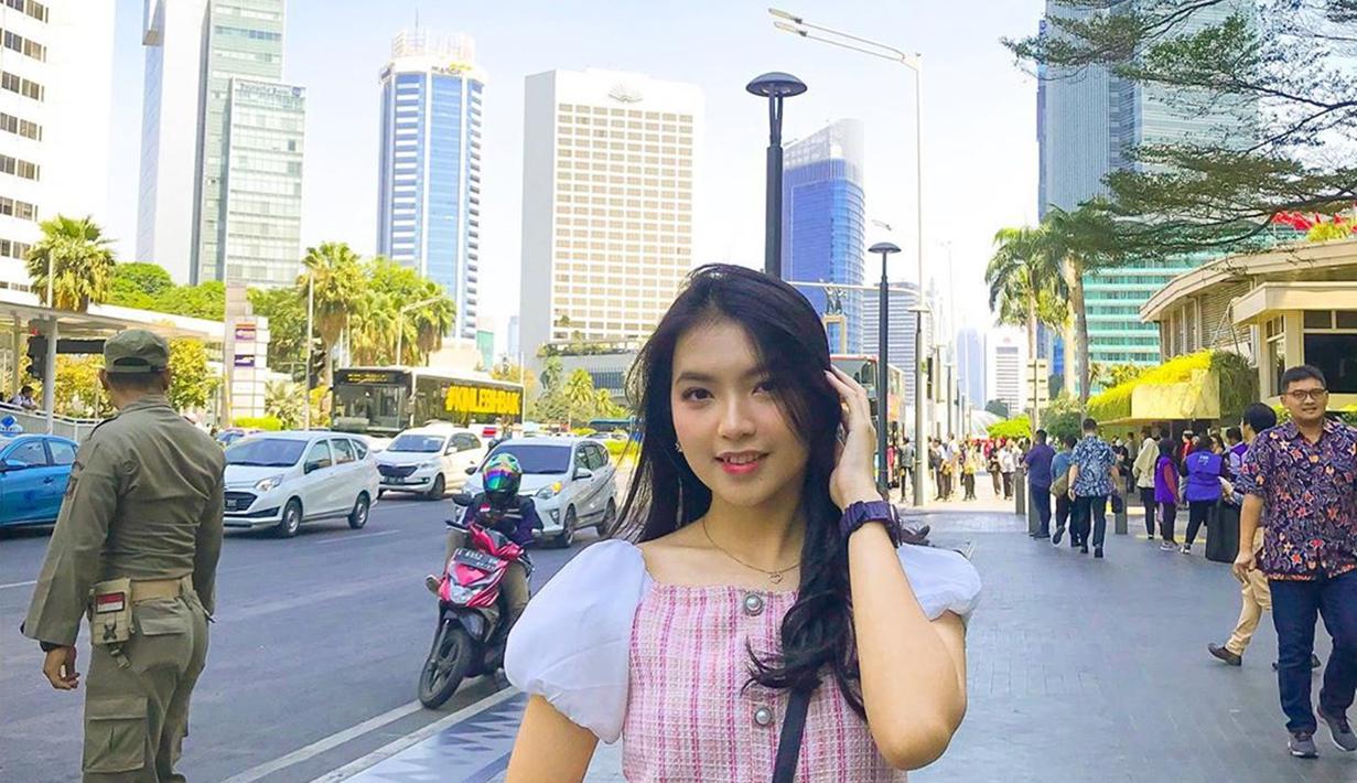 Shania Gracia, member JKT48 Generasi ketiga yang memiliki paras cantik menawan. Hobinya foto-foto, sering membuatnya mengabadikan fotonya di ruang publik. Gaya cantiknya ini membuat Gracia selalu dipuji netizen (Liputan6.com/IG/@jkt48gracia)