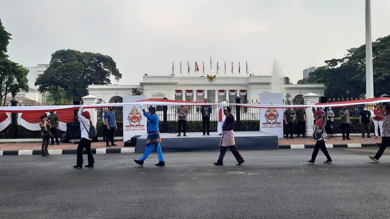 Jokowi bersama Kapolri dan Habib Luthfi melepas kirab merah putih dari depan Istana Merdeka