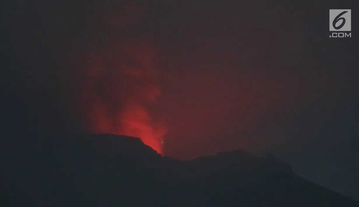Sinar merah yang terlihat di puncak kawah Gunung Agung, di Karangasem, Bali, Minggu (26/11). Pusat Vulkanologi dan Mitigasi Bencana Geologi ( PVMBG) menaikkan status Gunung Agung dari level III (siaga) menjadi level IV (awas). (Liputan6.com/Andi Jatmiko)