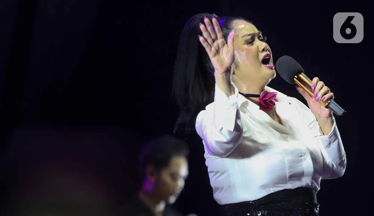 Lagu-lagu yang dibawakan Vina Panduwinata sukses membuat penonton Festival Musik PestaPora 2024 bernostalgia. (Liputan6.com/Herman Zakharia)