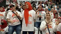Para relawan Pro Jokowi (Projo) mulai memenuhi lokasi Rakernas VI Projo yang digelar hari ini, Sabtu (14/10/2023) di Indonesia Arena, Gelora Bung Karno, Jakarta.  Mereka menggenakan kaus dengan foto Jokowi dan Prabowo. (Foto: Delvira Hutabarat/Liputan6.com).