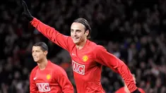Manchester United's forward Dimitar Berbatov celebrates scoring against Celtic during their UEFA Champions League Group E match at Old Trafford in Manchester, on October 21, 2008. AFP PHOTO/ANDREW YATES 