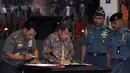 TNI menandatangani nota kesepahaman (MoU) dengan Palang Merah Indonesia (PMI), Jakarta, Kamis (11/12/2014). (Liputan6.com/Miftahul Hayat)