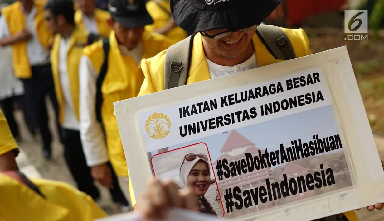 Ikatan Keluarga Besar UI (IKB UI) menggelar aksi solidaritas di Kampus Universitas Indonesia, Jakarta, Jumat (17/5). Aksi tersebut untuk memberikan dukungan kepada dokter Ani Hasibuan yang dilaporkan atas tuduhan penyebaran informasi yang menimbulkan rasa kebencian. (Liputan6.com/Immanuel Antonius)