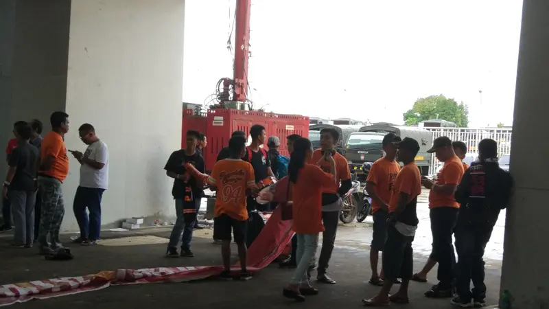 Pusamania, pendukung Pusamania Borneo FC, berkumpul di Stadion Pakansari, Bogor, untuk menyaksikan final Piala Presiden 2017 melawan Arema FC, Minggu (12/3/2017). 