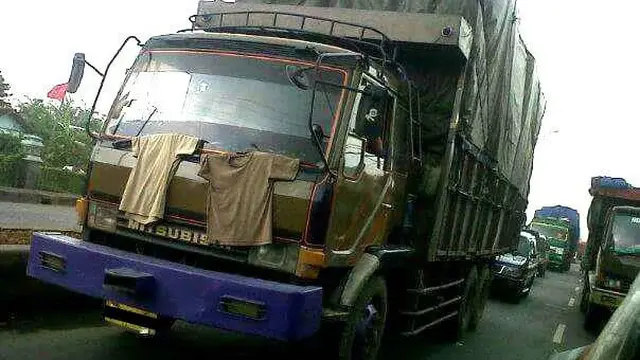 10 Potret Kocak Orang Jemur Pakaian, Ada yang di Kandang Macan