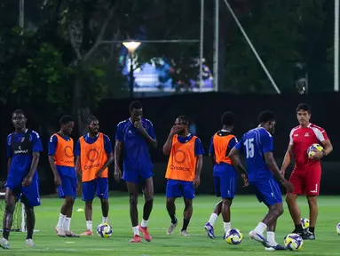 Para pemain Saint Kitts and Nevis saat menggelar sesi latihan perdana untuk FIFA Series 2026 di Lapangan A Stadion Utama Gelora Bung Karno (SUGBK), Jakarta, Selasa (24/3/2026). (Bola.com/M Iqbal Ichsan)