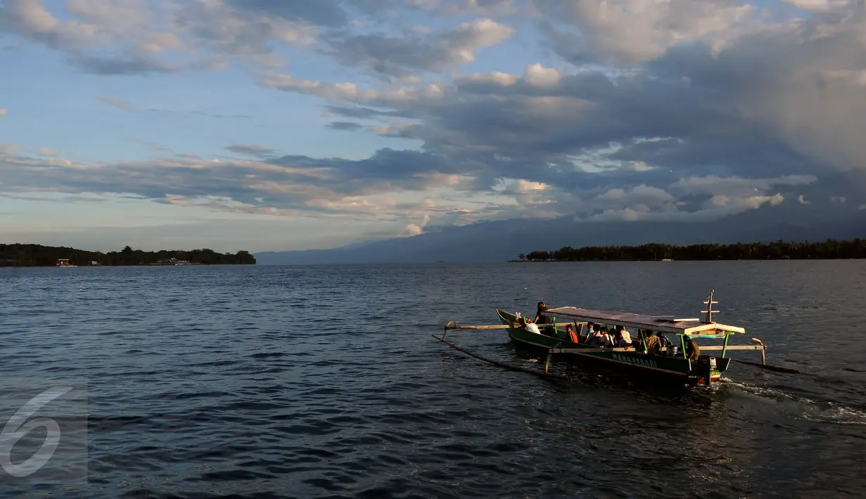 Warga menaiki perahu penyebrangan menuju Pulau Mansinam, Manokwari, Papua Barat, Senin (15/8). Setiap 5 Februari, ribuan orang dari penjuru Papua datang memperingati penyebaran agama Kristen di tanah Papua. (Liputan6.com/HelmiFithriansyah)