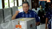 Presiden SBY memasukkan surat suara untuk DPR di TPS 006 Nagrak Gunung Putri, Bogor pada Rabu (9/4/14) (Liputan6.com/Helmi Fithriansyah)