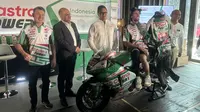 Pembalap LCR Honda, Alex Rins bakal membuat kejutan pada balapan MotoGP Mandalika 2023 dengan tampilan motor hingga baju balap bernuansa Indonesia. (Bola.com/Zufirdaus Harahap)