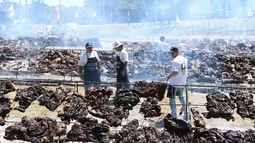 Daging sapi sebanyak 16.500 kg dipanggang di Taman Rodo di Minas, Uruguay (10/12). Memanggang massal daging sapi ini merupakan acara untuk memecahkan Guinness World Records. (AFP Photo/Miguel Rojo)