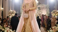 12 Model Gamis Layer Kombinasi Outer Panjang yang Elegan, Simak Tips Stylingnya