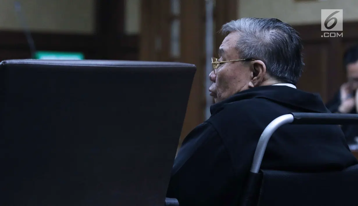 Direktur Utama PT Wijaya Kusuma Emindo (WKE), Budi Suharto saat sidang perdana di Pengadilan Tipikor, Jakarta, Rabu (20/1).Budi Suharto diduga terlibat perkara suap proyek pembangunan SPAM milik Kementerian PUPR. (Liputan6.com/Helmi Fithriansyah)