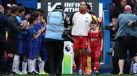 Para pemain Chelsea (kiri) melakukan Guard of Honour saat para pemain Liverpool memasuki lapangan pertandingan dalam laga lanjutan Liga Inggris 2024/2025 di Stamford Bridge, London, Inggris, Minggu (04/05/2025) waktu setempat. (AFP/Henry Nicholls)