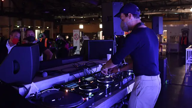FOTO: DJ Iringi Vaksinasi Virus Corona COVID-19 di Berlin