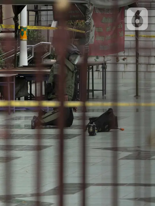 Personel Penjinak Bom (Jibom) Gegana Polda Metro Jaya memeriksa sebuah tas  mencurigakan yang ditemukan di pelataran Masjid Agung Sunda Kelapa, Menteng, Jakarta Pusat, Selasa (31/12/2019).  Setelah dilakukan pengecekan, tas ransel itu ternyata berisi baju-baju. (Liputan6.com/Faizal Fanani)
