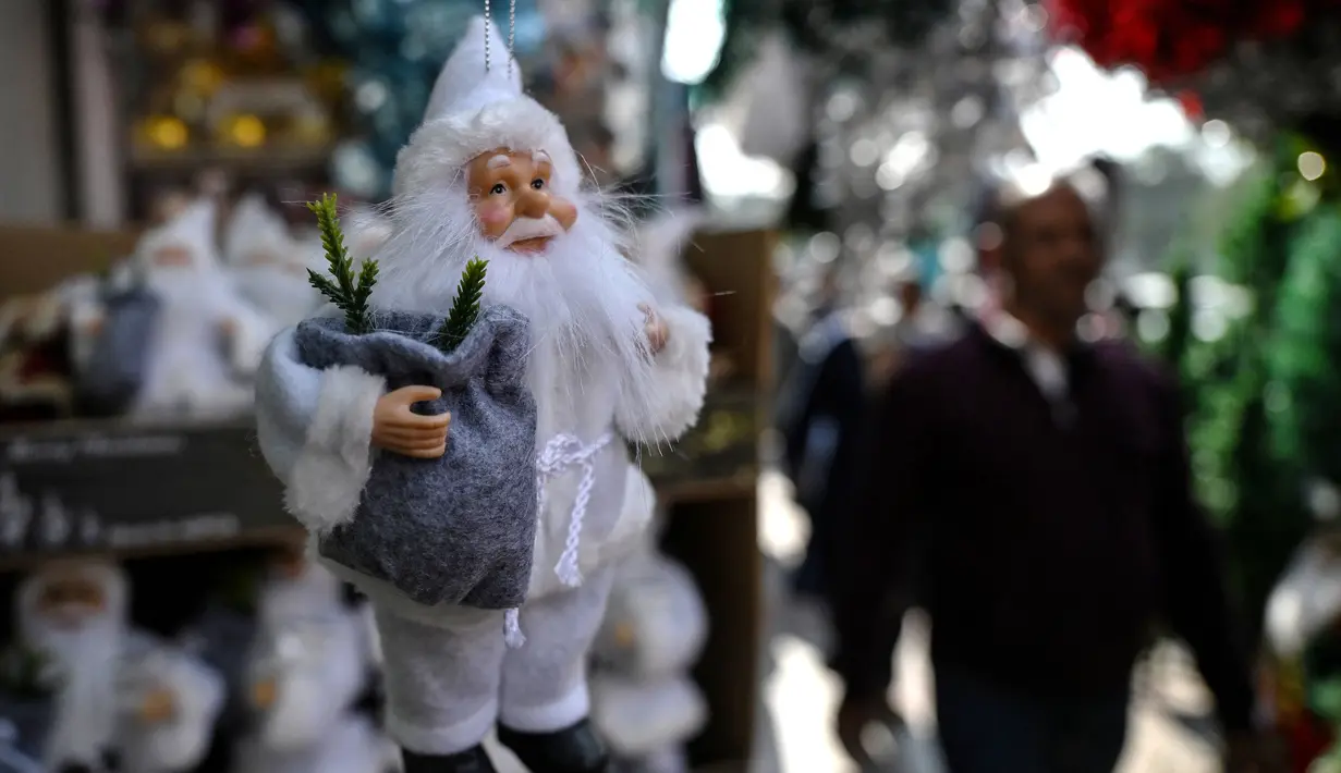 Pernak-pernik dekoratif untuk perayaan Natal yang dijual pun bervariasi. (Arun SANKAR/AFP)