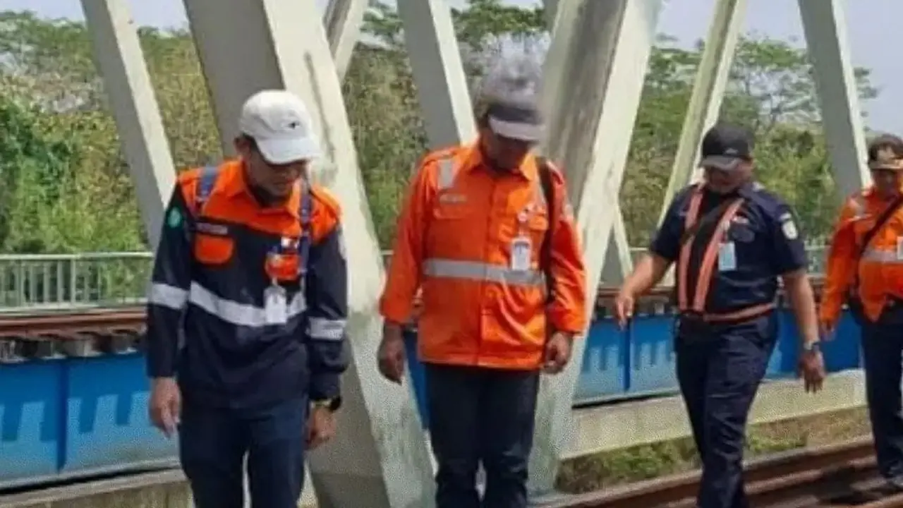 Petugas KAI mengecek rel usai gempa Cilacap