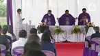 Uskup Ignatius Kardinal Suharyo (tengah) memimpin misa perayaan ekaristi peringatan arwah bagi korban Covid-19 di area TPU Rorotan, Jakarta Utara, Selasa (30/11/2021). Misa tersebut untuk mendoakan arwah korban Covid-19. (Liputan6.com/Herman Zakharia)