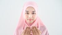Ilustrasi Muslimah Berdoa Credit: freepik.com