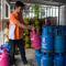 Petugas merapikan bright gas 5,5 kg dan 12 kg di SPBU Cikini, Jakarta, Rabu (8/4/2020). PT Pertamina (Persero) melalui MOR III mencatat peningkatan konsumsi LPG nonsubsidi rumah tangga sebesar 25 persen di wilayah DKI Jakarta, Jawa Barat, dan Banten dalam sepekan terakhir.(Liputan6.com/Angga Yuniar)