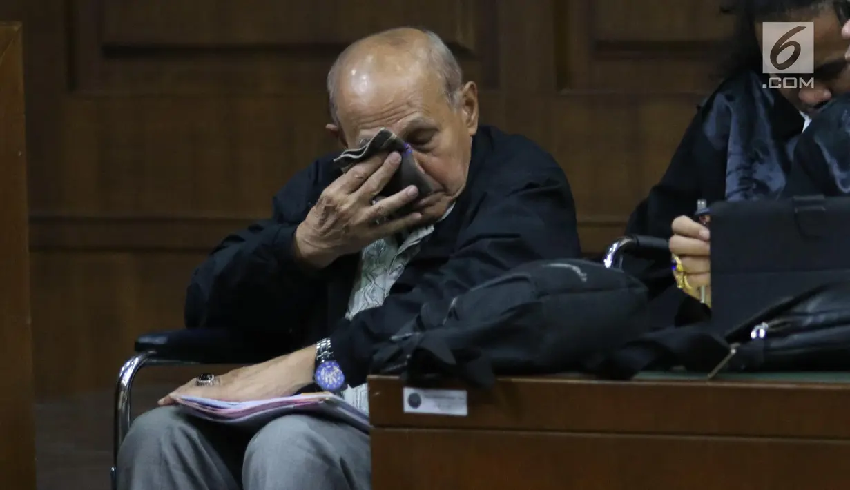 Mantan Kepala Staf Komando Strategis Angkatan Darat (Kostrad) Kivlan Zen menangis saat menjalani sidang perdana di Pengadilan Negeri Jakarta Pusat, Selasa (10/9/2019). Dengan memakai kursi roda, Kivlan Zen menjalani sidang perdana kasus kepemilikan senjata api ilegal. (Liputan6.com/Angga Yuniar)