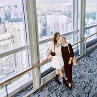 Kedua tampil bagai Yin & Yang, Yuki tampil dengan atasa Dior dan skirt pleated dipadukan sepatu hitam. Sedangkan sang ibunda mengenakak outfit hitam dipadukan kerudung cokelat. (@yukikt)